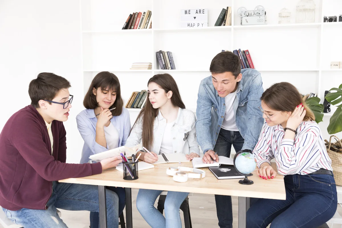 students desk working together